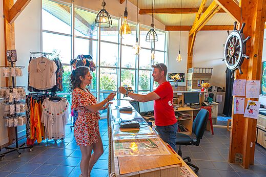 Client et employé à la réception du camping CAPFUN Sagittaire à VINSOBRES (26).