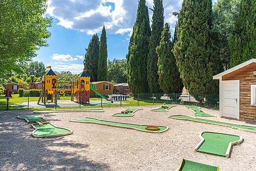 Parcours de mini-golf et aire de jeux au camping CAPFUN Sagittaire à VINSOBRES (26).